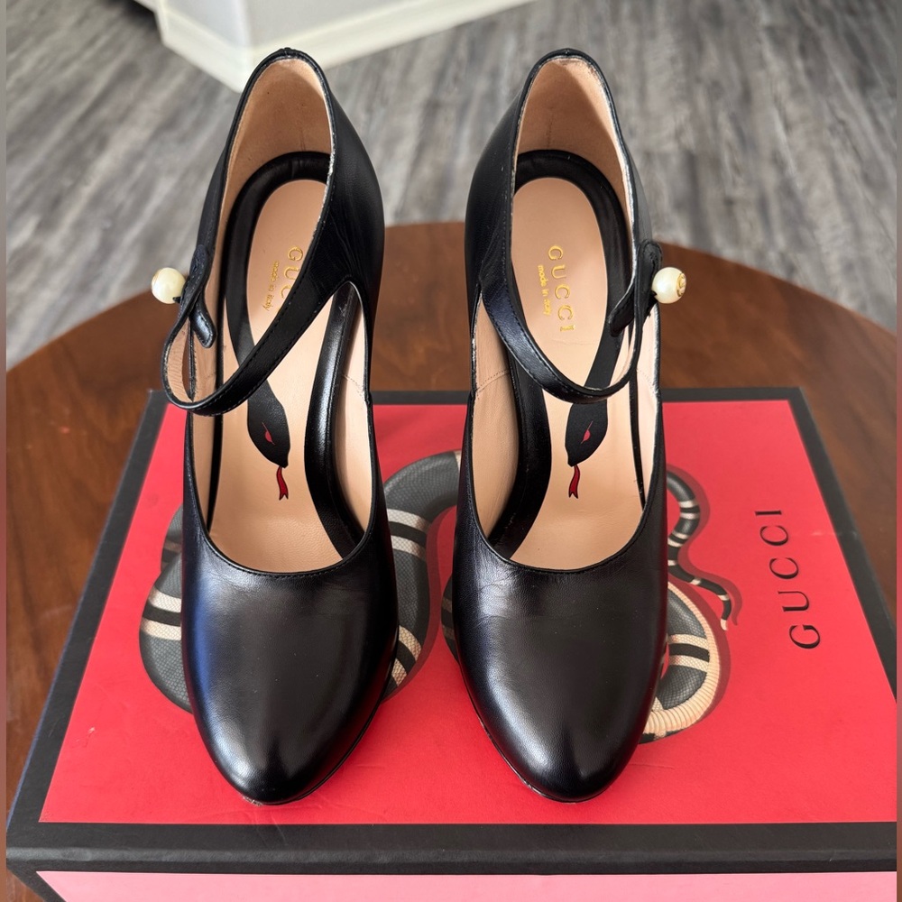 SOLD - Gucci Pearl Leather Pumps